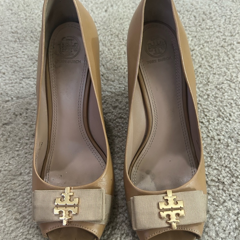 Tory Burch Tan Leather Heels with Gold Logo Slightly Worn